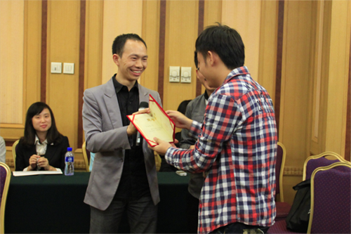 IxDC秘书长胡晓为志愿者颁发优秀证书
