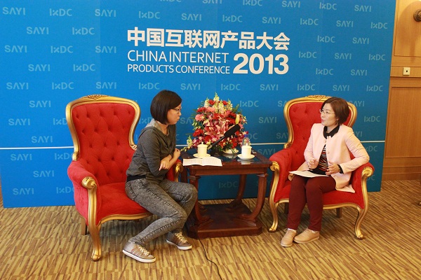 张云(右)接受腾讯科技记者(左)的采访