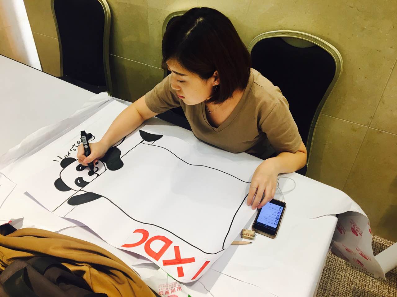 正在设计接机牌的志愿者小伙伴