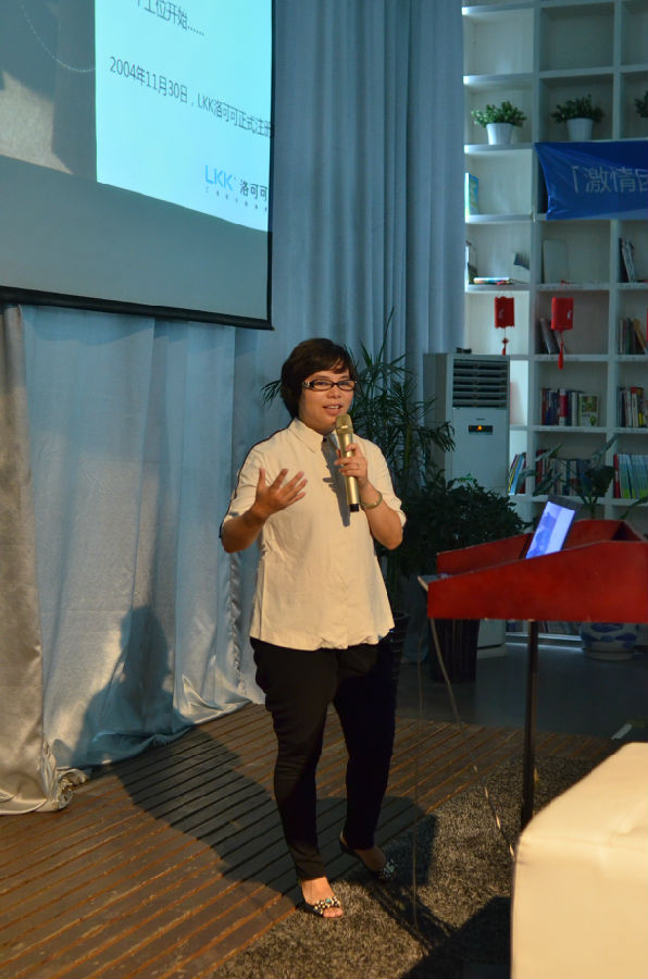 洛可可创意集团副总裁徐微在给参会者演讲