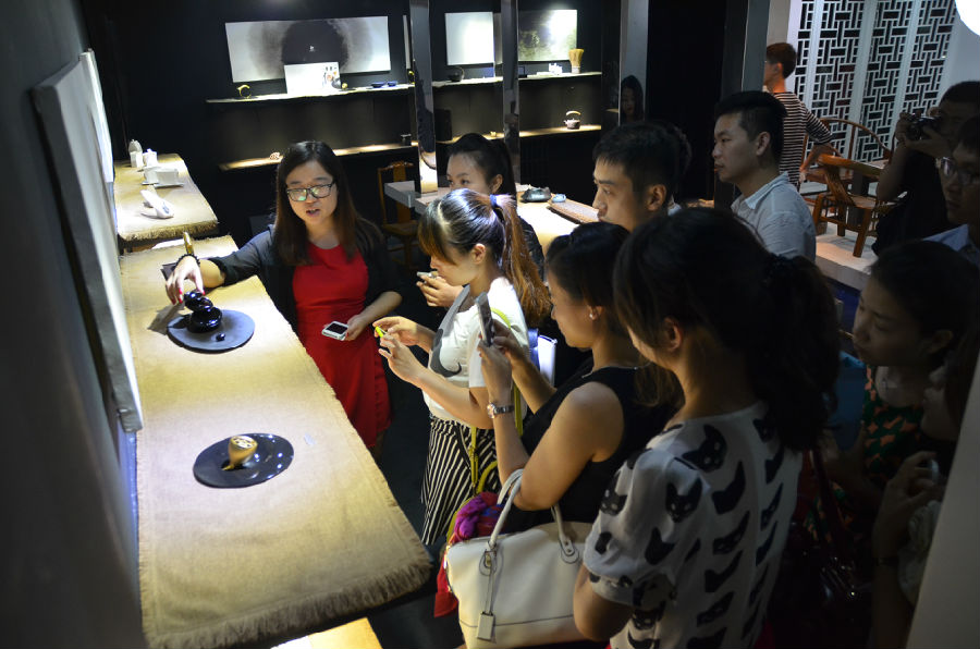 洛可可副总裁助理 赵梓汝带领参与者参观洛可可