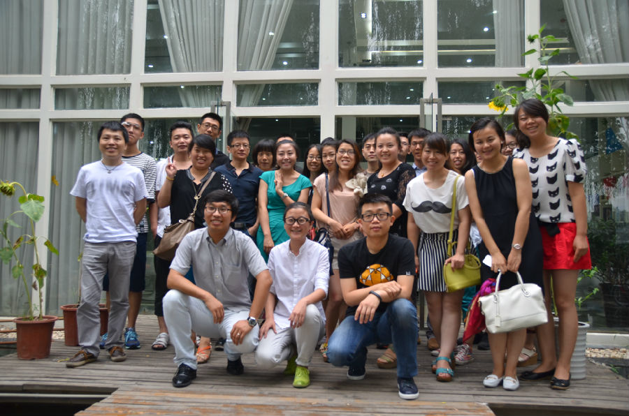 全体参会者与演讲的洛可可经理的合影