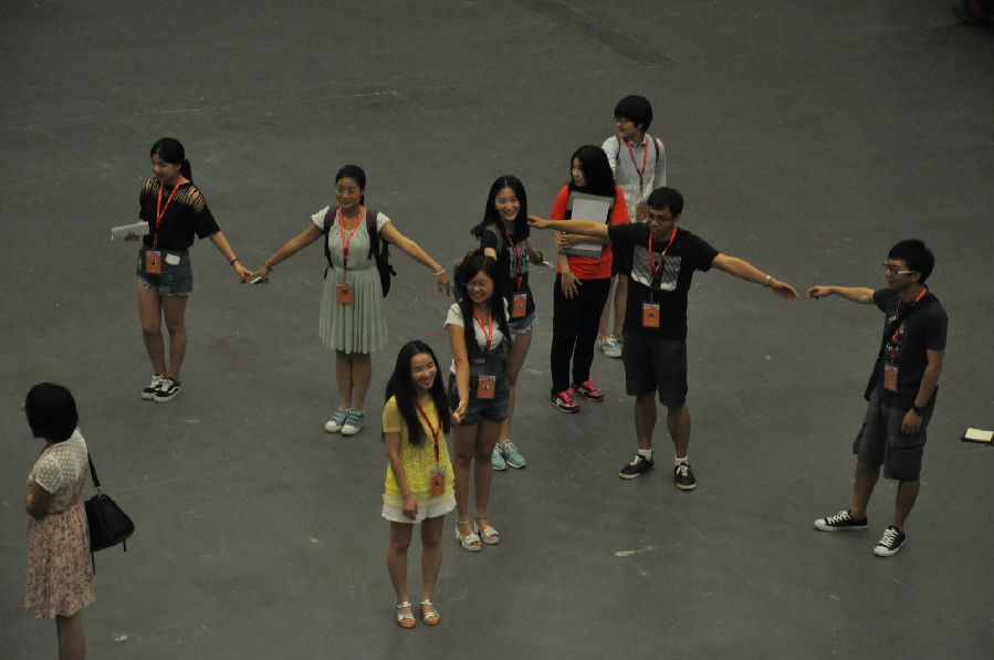 志愿者培训讲座破冰环节——“身体摆字母”