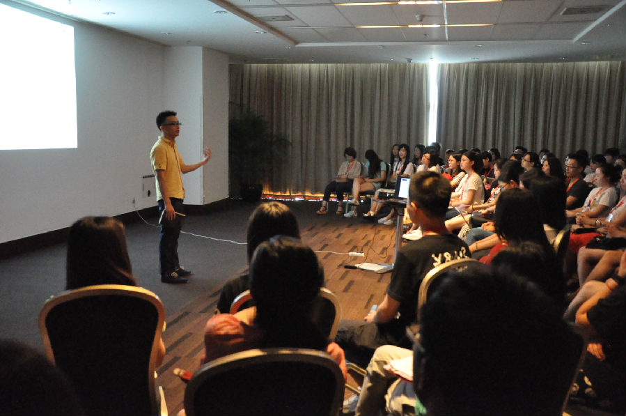 谢涛为大家介绍大会起源、志愿者历史和志愿者职责