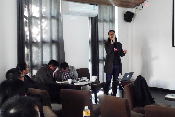 映趣科技行政总监叶艇介绍可穿戴式设备的市场环境