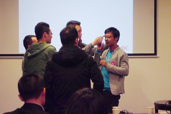 观众现场体验Google Glass