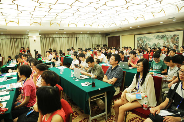 现场观众认真听讲