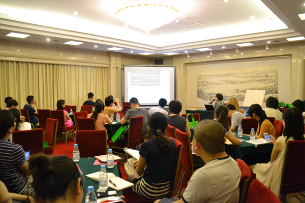 参会者认真听讲,积极笔记