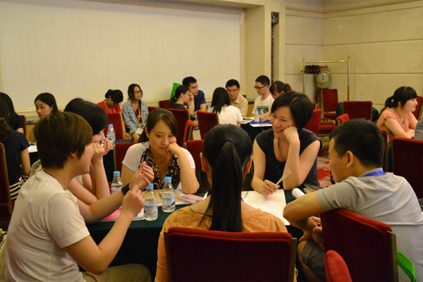 参会者头脑风暴中