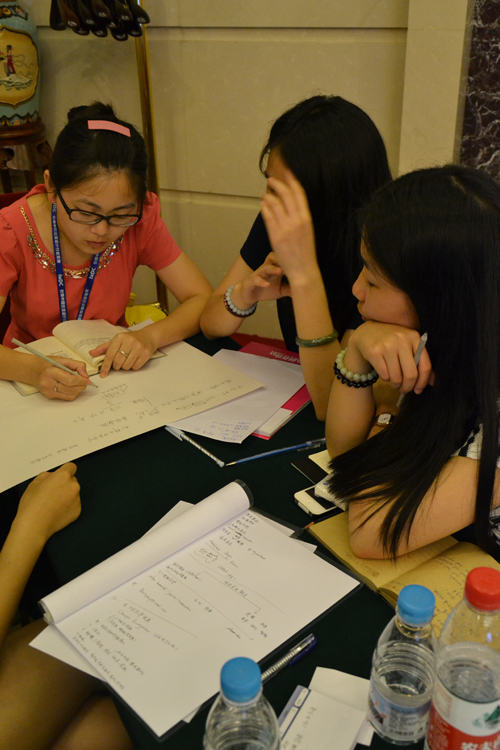 参会者正埋头分析案例,探索方案