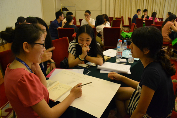 讨论进行中,参会者集思广益