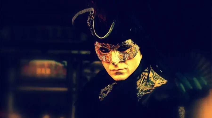 威尼斯水巷中的面具客